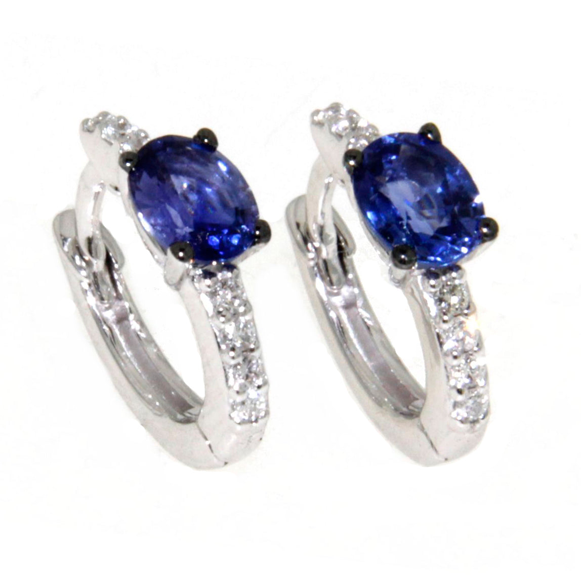 Orecchini a Cerchio Mezza Eternità con Zirconi Cubici e Zaffiro Blu Simulato Rotondo (14mm) all'ingrosso per il tuo negozio Orecchini a Cerchio Mezza Eternità con Zirconi Cubici e Zaffiro Blu Simulato Rotondo (14mm) all'ingrosso per il tuo negozio