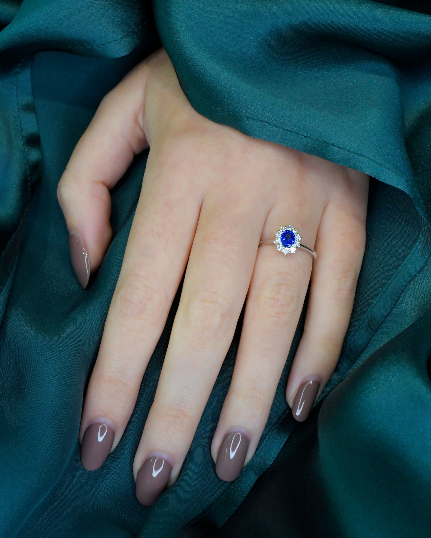 Anello Kate in Oro Bianco con Zaffiro e Diamanti Naturali