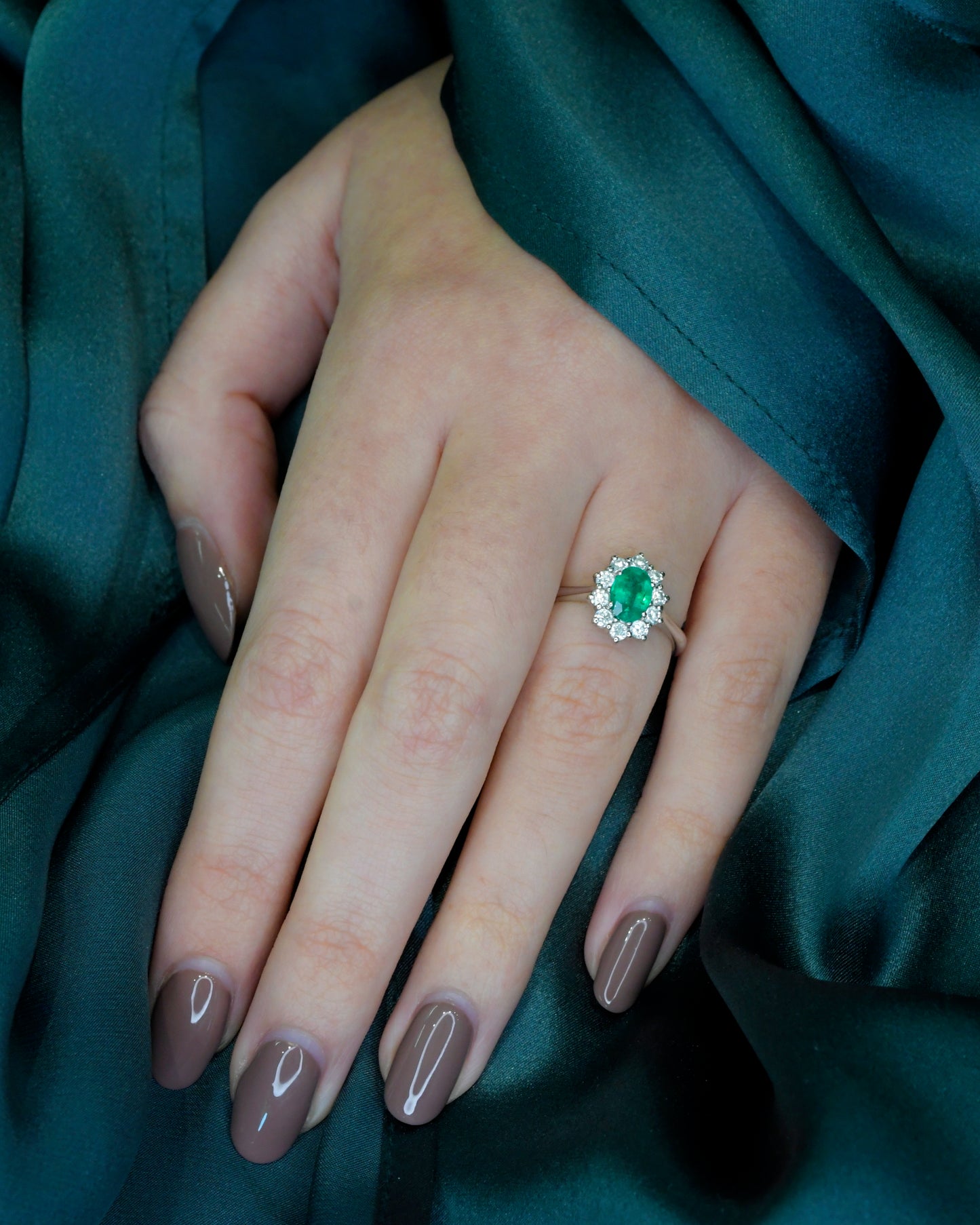 Anello Kate in Oro Bianco con Smeraldo e Diamanti Naturali