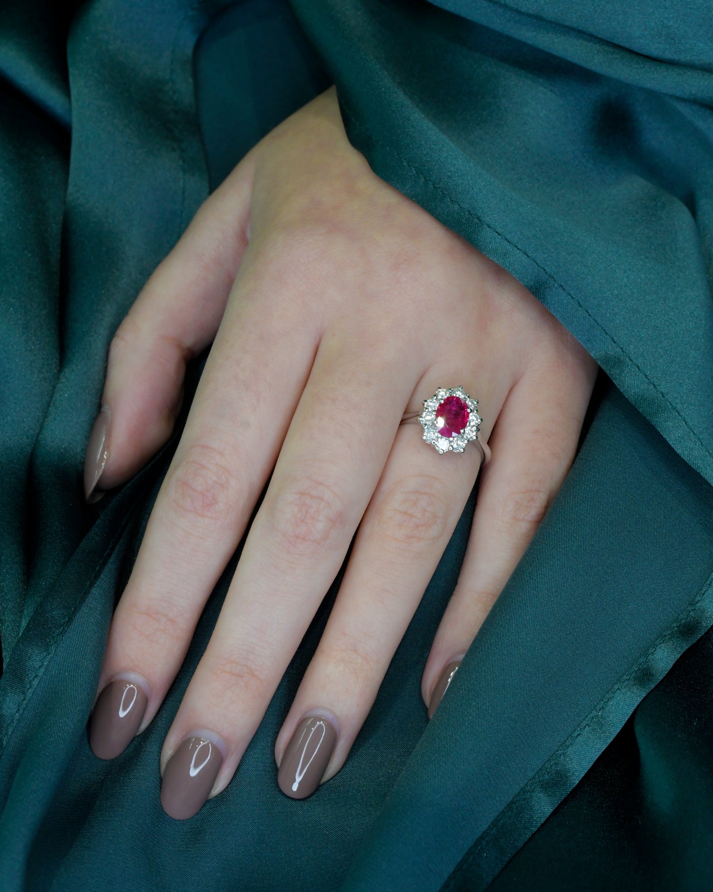 Anello Kate in Oro Bianco con Rubino e Diamanti