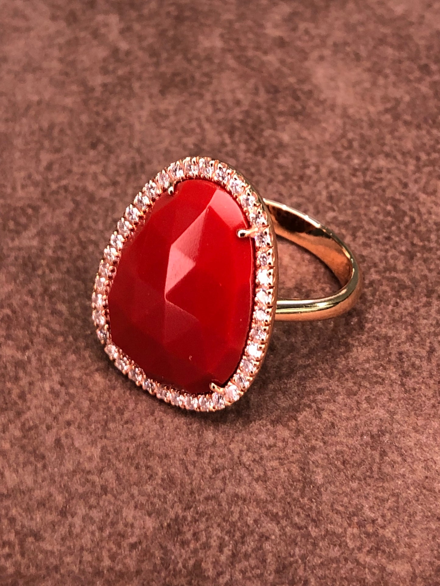 Anello in Oro con Corallo Rosso